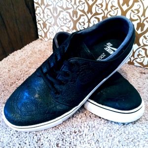 Men's Nike SB size 8 black leather upper